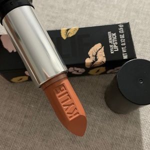 ✨💄Kylie’Miami’ matte lipstick new w/ box 💄✨